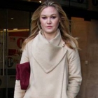  Julia Stiles Wears Parker Smith Jeans