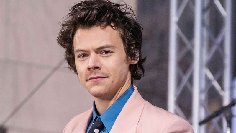  Harry Styles Unveils ‘Golden’ Music Video