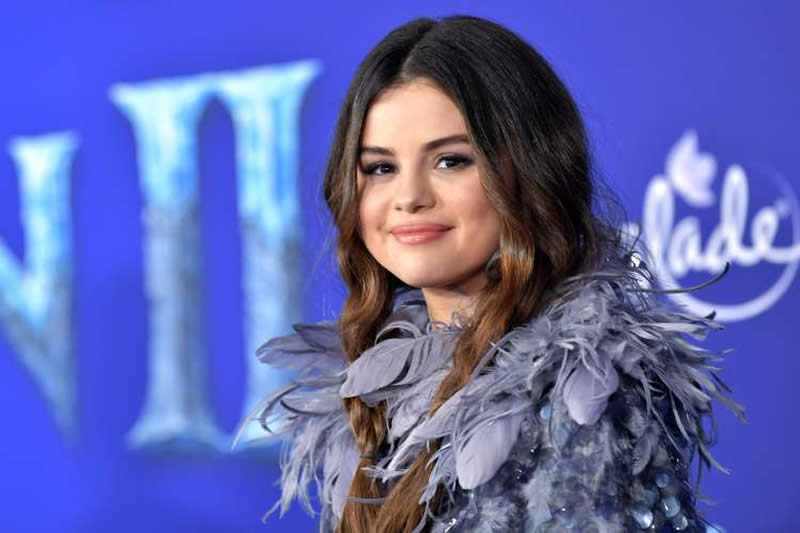  Selena Gomez Faces Criticism After Giving $20 to Homeless Man in New York City