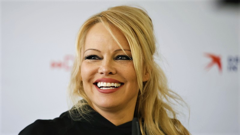  Pamela Anderson Reflects on Being Single: “A Love Affair with Myself”