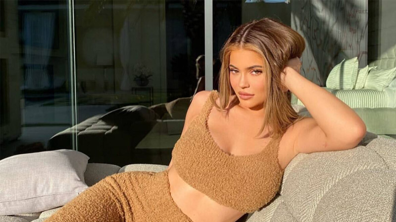  Kylie Jenner Embraces Natural Look After Reducing Lip Fillers, Shares Makeup-Free Photo