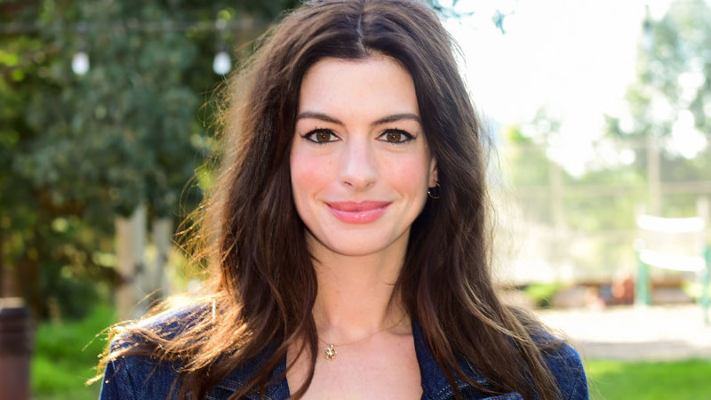  Anne Hathaway Reflects on Tumultuous Relationship with Convicted Conman