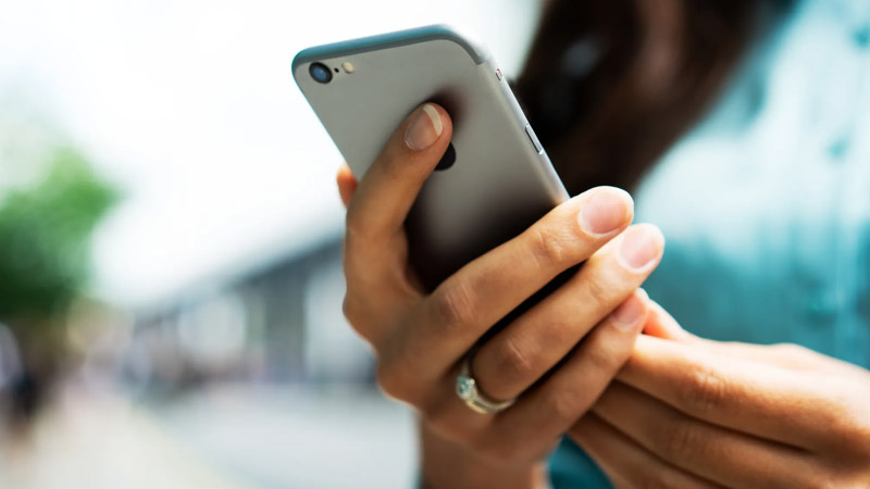  Excessive Smartphone Use Linked to Nerve Damage: Expert Advice for Prevention