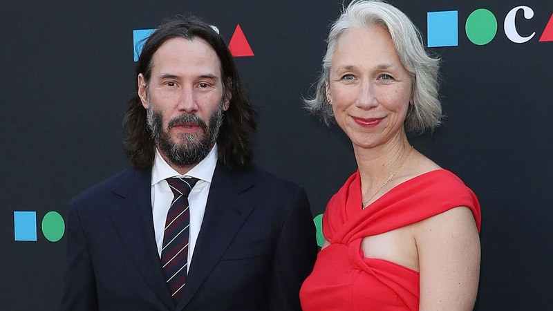  “Keanu Reeves and Alexandra Grant Share Adorable Moment at German MotoGP ‘Waving the Checkered Flag Together!'”