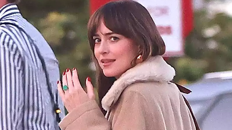  Dakota Johnson Quietly Quashes Split Rumors with Fiancé Chris Martin by Sporting Engagement Ring