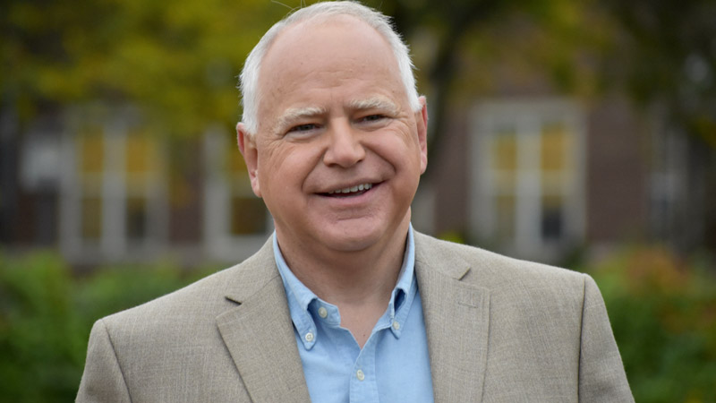  “We’re Neighbors and We’re Not Weird”: Tim Walz Roasts Trump and Celebrates Detroit at Harris Rally